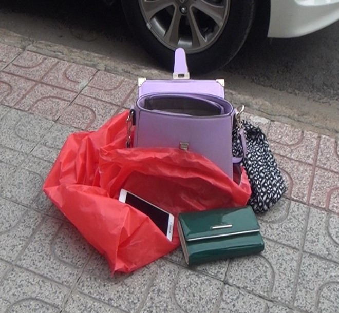 Tên trộm để lại điện thoại, túi xách cho nạn nhân trong khi lấy đi 23 triệu đồng