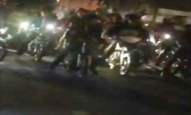 Hàng chục thanh niên tổ chức đua xe trên quốc lộ 1A. Ảnh cắp từ clip