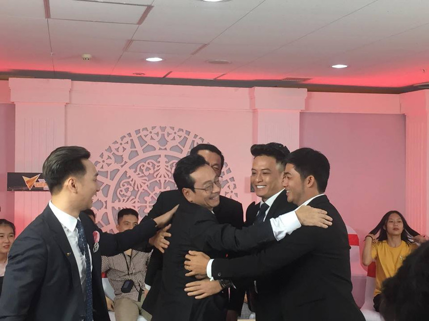 Ê kíp Người phán xử mừng rỡ ôm chầm ông trùm Hoàng Dũng