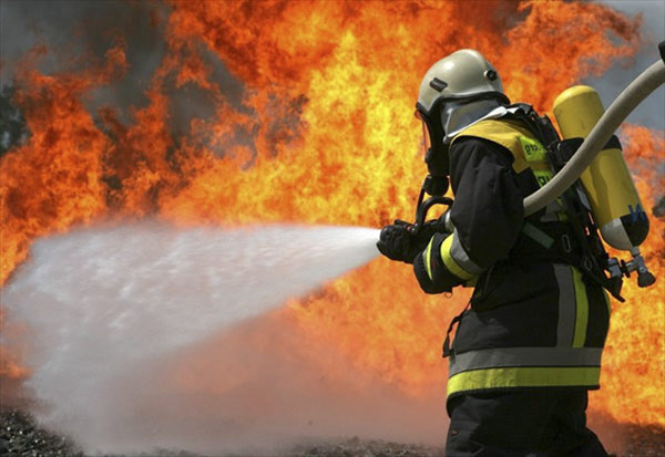 1001 thắc mắc: Vì sao nước nóng dập lửa tốt hơn nước lạnh?