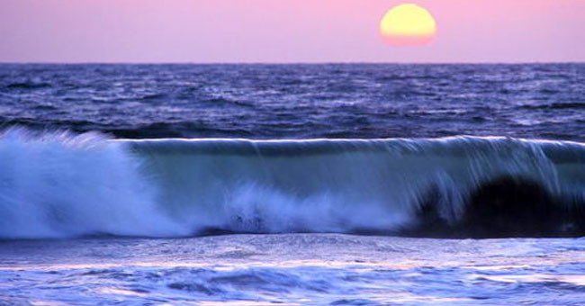 Thuỷ triều xảy ra do lực hút của mặt trăng tác động lên vỏ trái đất