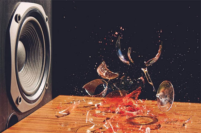 Âm thanh có thể làm vỡ ly thủy tinh