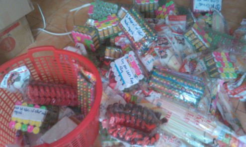 Thực phẩm không rõ nguồn gốc nếu tiêu thụ trót lọt sẽ rất nguy hiểm cho học sinh.