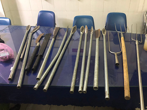 Số hung khí cảnh sát thu giữ. Ảnh: Công an cung cấp