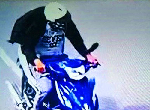 Nghi can vụ cướp trên tay vẫn còn dính máu. Ảnh: Cắt từ camera