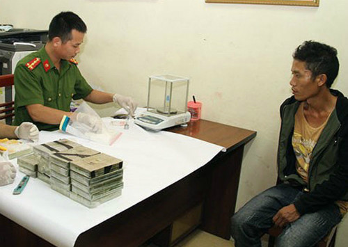 Kỳ cùng tang vật tại cơ quan công an. Ảnh. VOV