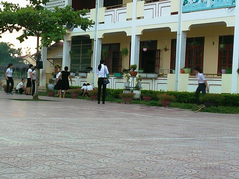 Buổi lao động của các giáo viên, học sinh ở Trường Tiểu học Cảnh Hóa