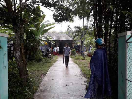 Người dân địa phương tập trung tại nhà bà Hoa để lo hậu sự cho nạn nhân