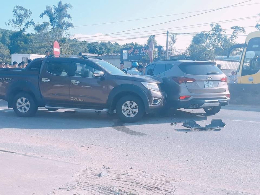 Ôtô bán tải tông vào hông Huyndai Santa Fe 