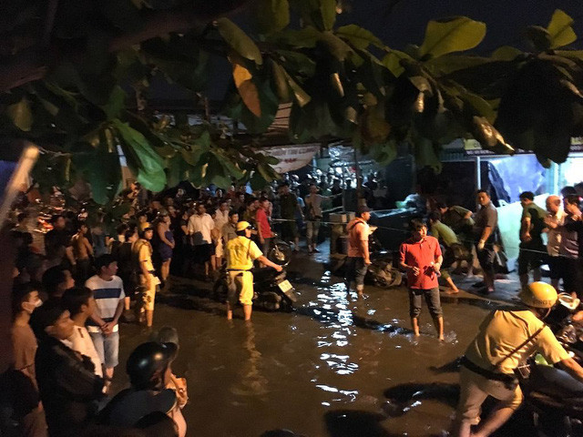 Công an khám nghiệm hiện trường giữa biển nước