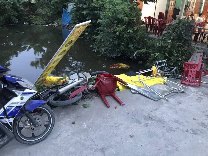 Bàn ghế trong đám tang bị húc văng xuống mương