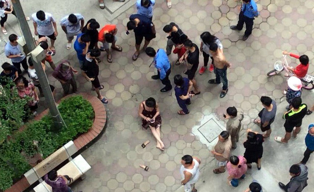 Người dân tập trung tại hiện trường vụ việc. Ảnh: Dân trí