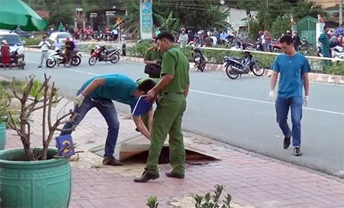 Cảnh sát khám nghiệm nơi chủ quán nước ở Bình Dương bị tên cướp đâm gục