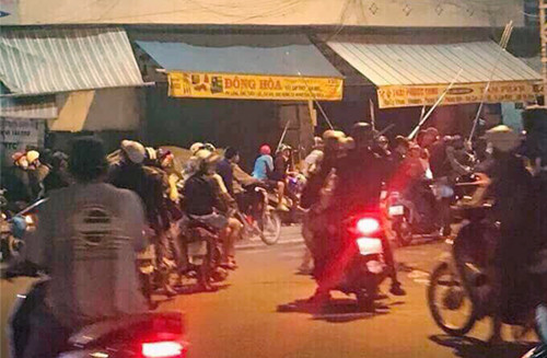 Nhóm thanh niên cầm ba chĩa truy tìm đối thủ