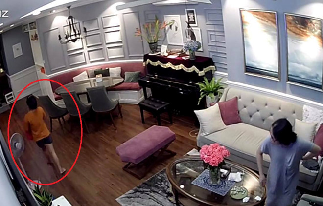 Hình ảnh nữ giúp việc (áo cam) ra khỏi nhà. Ảnh trích xuất camera