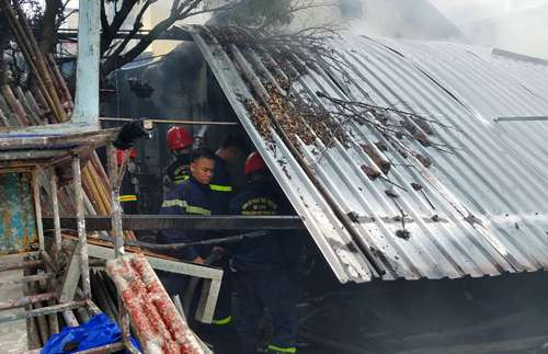 Lính cứu hỏa dập lửa bên trong nhà ông Lê Cẩm Chính