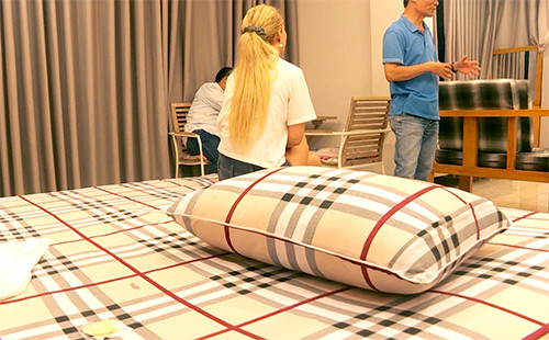 Đôi nam nữ bị bắt quả tang mua bán dâm trong khách sạn ở Nha Trang, tối 15/10. Ảnh: VnExpress