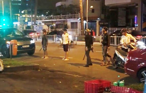 Nhóm thanh niên mang mã tấu, bắt người. Ảnh cắt từ clip