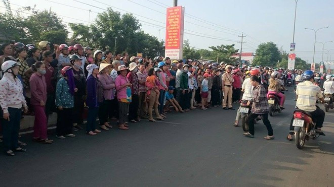 Hàng nghìn người dân đưa tiễn 6 nạn nhân vụ thảm sát. Ảnh: Trường Nguyên/ Zing