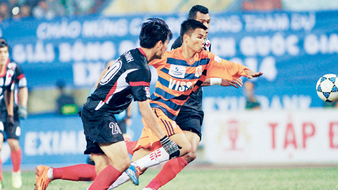 Ninh Bình (giữa) giật lại một điểm từ tay ĐTLA trong trận đấu chiều qua trên sân Hoa Lư. ảnh: VSI 