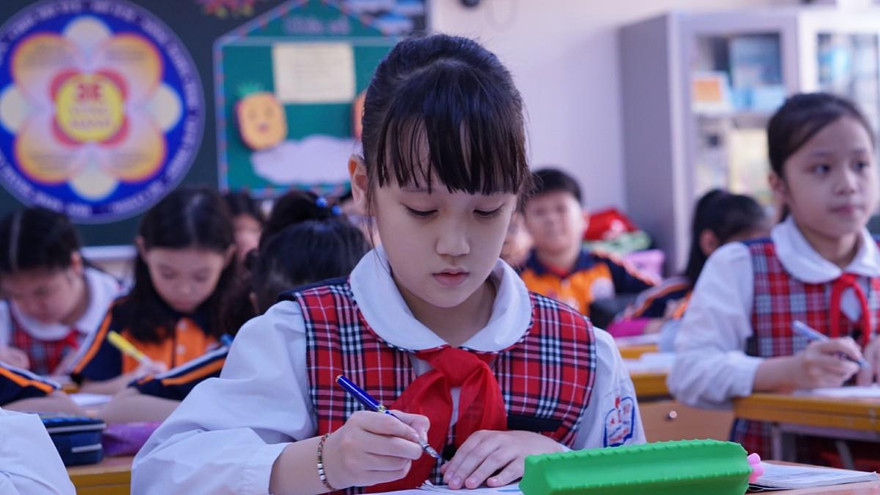 Tô Khánh An, một trong hai học sinh được chọn tặng hoa Chủ tịch Kim Jong-un. Ảnh: Toan Toan