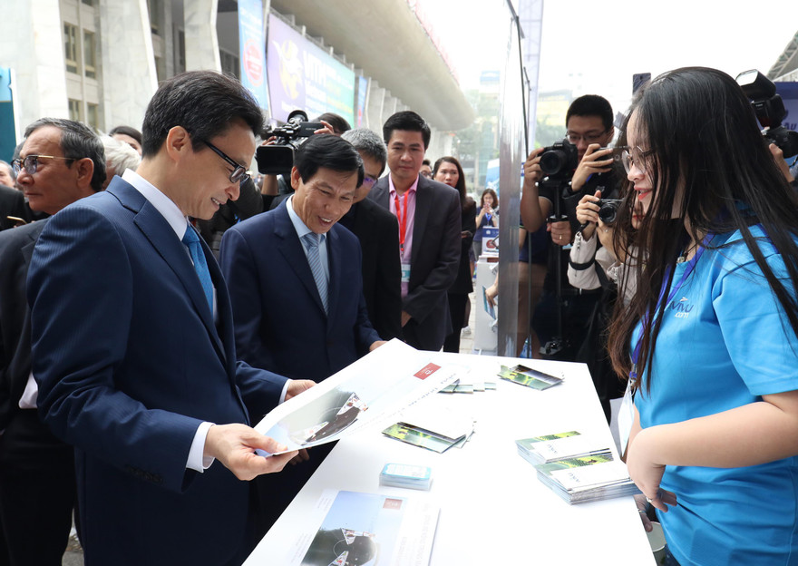 Phó Thủ tướng Vũ Đức Đam, Bộ trưởng VHTTDL Nguyễn Ngọc Thiện thăm gian hàng tại Hội chợ VITM 2019