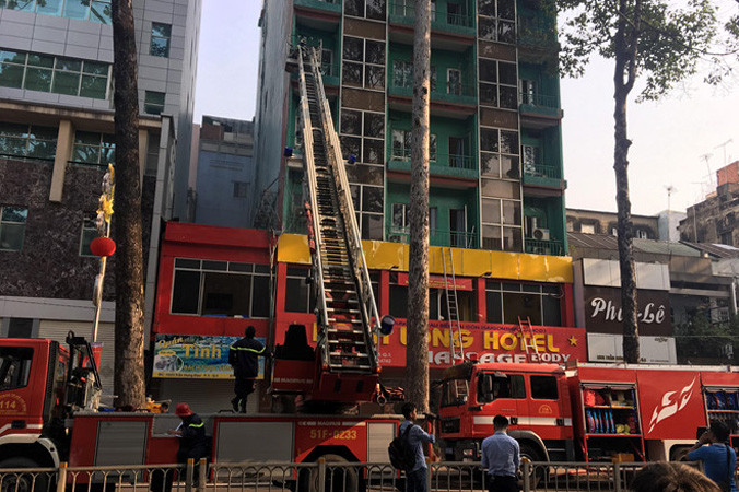 Các chiến sĩ phòng cháy chữa cháy đang giải cứu người mắc kẹt. Ảnh: Diễm Nguyễn .