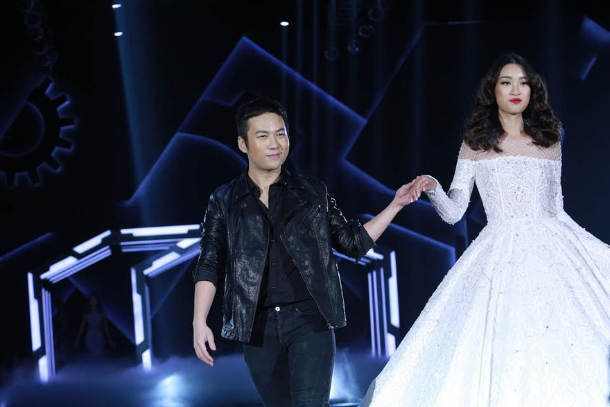 Hoa hậu Mỹ Linh diện váy cưới làm từ 1000 viên pha lê 