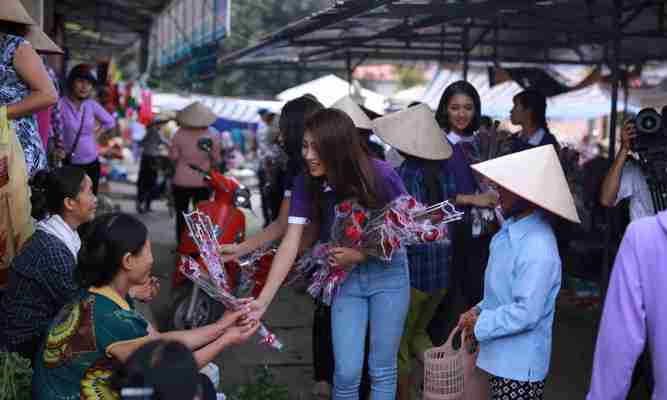 Thí sinh Hoa hậu Việt Nam và hành trình 888 đóa hồng