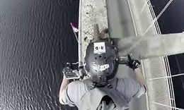 Lái xe máy mạo hiểm trên vòm cầu cao hơn 6m