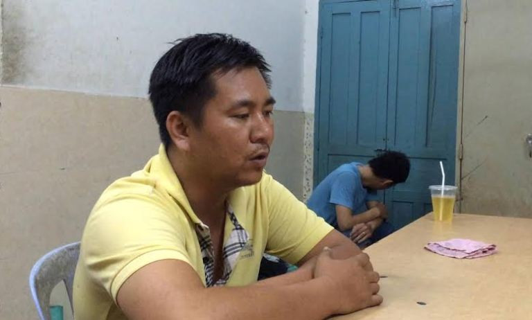 Long và Sĩ tại cơ quan công an.