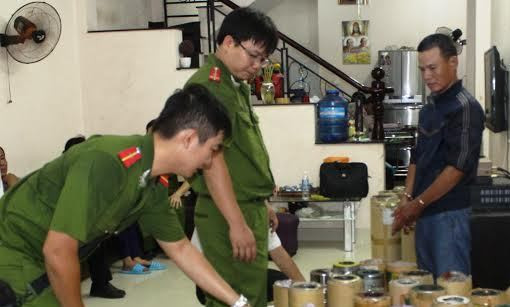 Công an đang kiểm tra bao bì làm giả. Ảnh: CACC