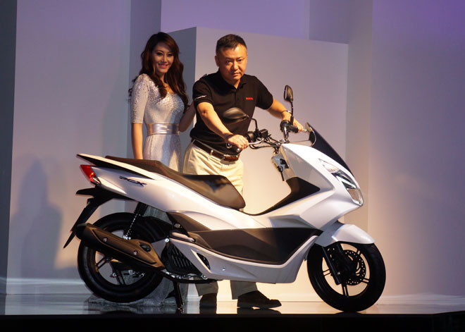 Honda PCX mới trẻ trung hơn