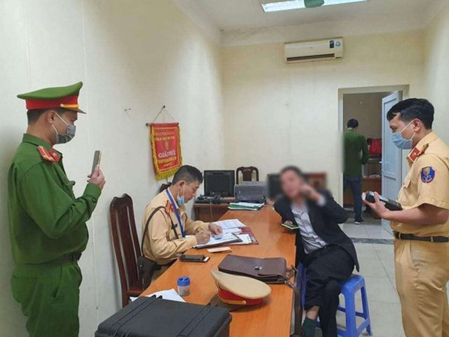 Tài xế tự xưng là quân nhân tại cơ quan công an. (Nguồn: atgt.vn)