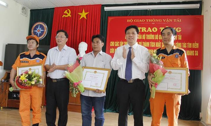 Thứ trưởng Bộ GTVT Nguyễn Ngọc Đông trao tặng bằng khen cho ông Phạm Phú Trung và đại diện Trung tâm Phối hợp tìm kiếm, cứu nạn hàng hải Việt Nam; Trung tâm Phối hợp tìm kiếm cứu nạn hàng hải khu vực II. Ảnh: Thanh Trần. 