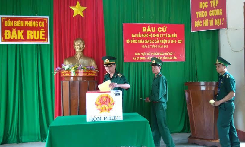 Bộ đội biên phòng bỏ phiếu bầu cử.