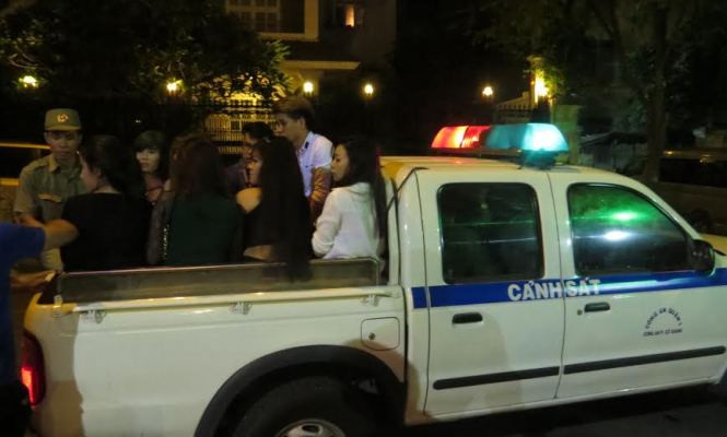 Lực lượng chức năng đưa người nghi sử dụng ma túy về công an quận kiểm tra.