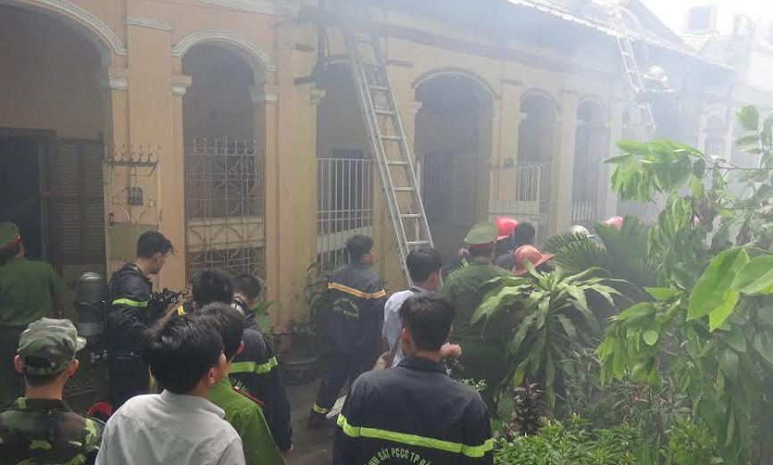 Khói đen bao trùm ngôi nhà gây khó khăn cho lực lượng chữa cháy. Ảnh: Thanh Trần. 