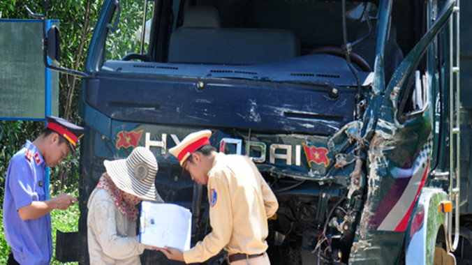 Sau cú va quẹt với tàu chở hàng, tài xế Thịnh ngất, mắc kẹt trong cabin. Ảnh:Trí Tín/VnExpress