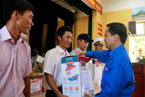 Bí thư T.Ư Đoàn Nguyễn Anh Tuấn tặng quà cho đại diện quân, dân trên đảo Song Tử Tây.