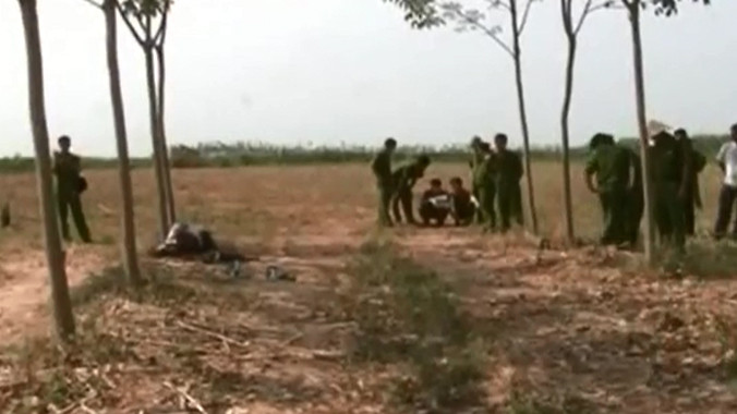 Kinh hãi phát hiện xác chết ngồi dựa gốc cây, đội mũ bảo hiểm