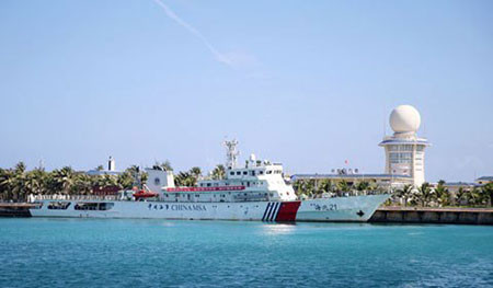 Tàu Hải Tuần 21 của Trung Quốc tại đảo Phú Lâm. Trung Quốc bắt đầu thành lập "thành phố Tam Sa" trên đảo Phú Lâm thuộc quần đảo Hoàng Sa của Việt Nam, từ tháng 7/2012, vi phạm nghiêm trọng chủ quyền của Việt Nam. Ảnh: People's Daily