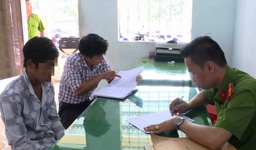 Công an lấy lời khai K trước sự chứng kiến của người đại diện bảo hộ theo pháp luật.