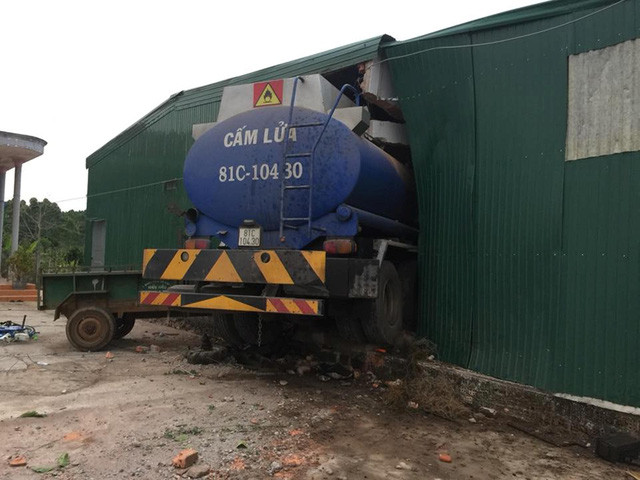 Chiếc xe bồn đâm xuyên qua nhà anh Vũ (ảnh: Hoàng Sơn)