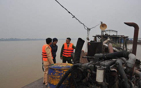 Bắt giữ phương tiện hút cát trái phép tại khu vực Huyện Thường Tín, Hà Nội. (Ảnh: Dân trí).