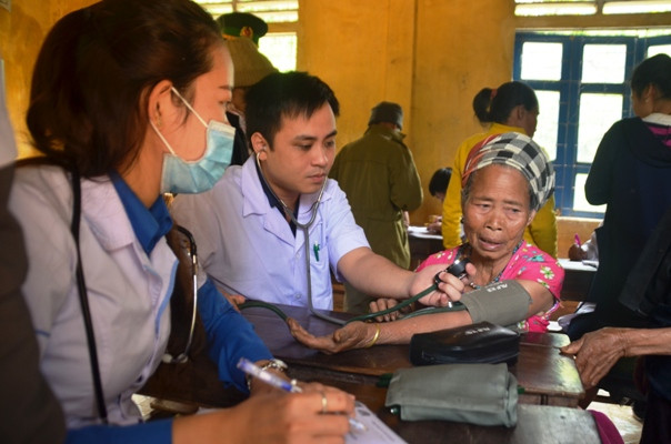 Khám, cấp phát thuốc đồng bào bản Tà Păng, xã Hướng Lập.