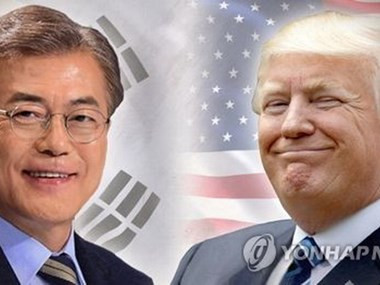 Tổng thống Hàn Quốc Moon Jae-in và người đồng cấp Mỹ Donald Trump. (Nguồn: Yonhap)
