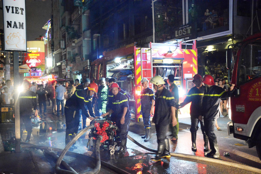 Vụ cháy khiến khu phố Tây náo loạn.
