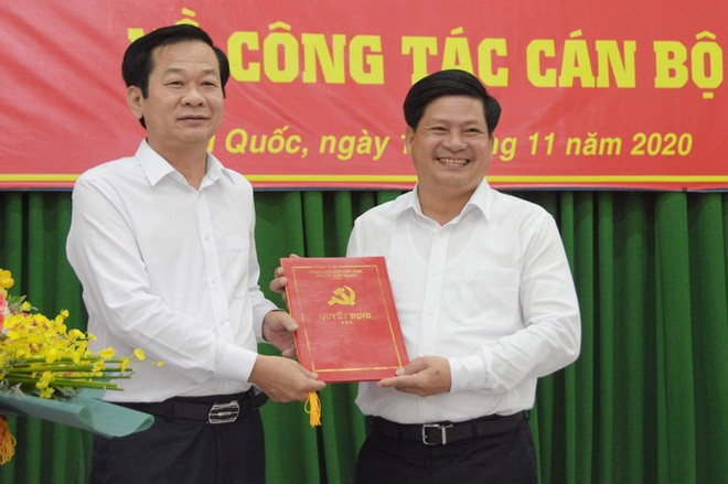 Bí thư Tỉnh ủy Kiên Giang Đỗ Thanh Bình trao quyết định bổ nhiệm chức Bí thư Huyện ủy Phú Quốc cho ông Tống Phước Trường. Ảnh: Nhật Tân/Zing