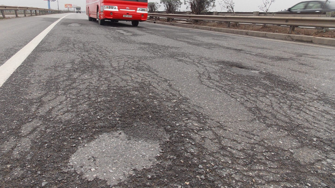 Lún nứt, ổ gà đang xảy ra diện rộng trên cao tốc Pháp Vân - Cầu Giẽ. Ảnh: Trọng Đảng